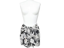 Load image into Gallery viewer, CHANEL シャネル ライオンフラワー柄 セットアップ 長袖シャツ スカート P37785V27395 M6895 白 ネイビー サイズ38 美品 中古 47033