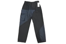 Load image into Gallery viewer, 極美品 sacai Hank Willis Thomas 切替カーゴパンツ 1-02449 個人保管 ブラック×ネイビー サイズ２ 未使用品 中古 47143