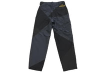Load image into Gallery viewer, 極美品 sacai Hank Willis Thomas 切替カーゴパンツ 1-02449 個人保管 ブラック×ネイビー サイズ２ 未使用品 中古 47143