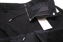 Load image into Gallery viewer, 極美品 sacai Hank Willis Thomas 切替カーゴパンツ 1-02449 個人保管 ブラック×ネイビー サイズ２ 未使用品 中古 47143