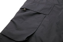 Load image into Gallery viewer, 極美品 sacai Hank Willis Thomas 切替カーゴパンツ 1-02449 個人保管 ブラック×ネイビー サイズ２ 未使用品 中古 47143