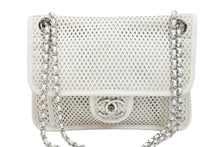 Load image into Gallery viewer, CHANEL シャネル ショルダーバッグ ココマーク チェーンショルダー17番台 ホワイト パンチングレザー シルバー金具 美品 中古 47160