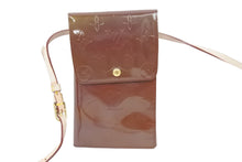 Load image into Gallery viewer, LOUIS VUITTON ルイヴィトン 90&#39;s モノグラム ヴェルニ ウォーカー ショルダーウォレット ポシェット エナメル M91153 中古 47463
