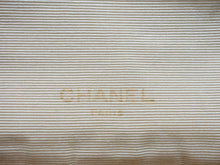 Load image into Gallery viewer, CHANEL シャネル マトラッセ チェーンショルダーバッグ 初期 ベージュ ココマーク ゴールド金具 ロゴ 中古 47526