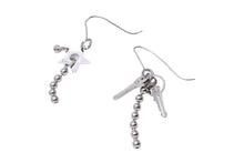 Load image into Gallery viewer, Christian Dior クリスチャンディオール ピアス キー スター シルバー鍵 星 ボールチェーン 美品 中古 47554
