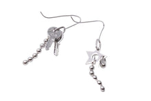 Load image into Gallery viewer, Christian Dior クリスチャンディオール ピアス キー スター シルバー鍵 星 ボールチェーン 美品 中古 47554