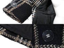 Load image into Gallery viewer, CHANEL シャネル ツイードジャケット ココマークボタン P56957V42880 17A ブラック ベージュ ホワイト サイズ40 美品 中古 47588