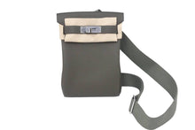 Load image into Gallery viewer, 新品未使用 エルメス HERMES アッカドPM U刻印 ワンショルダーバッグ カーキ 新型 シルバー金具 中古 47592