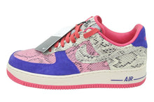 Load image into Gallery viewer, 新品未使用 NIKE ナイキ ID スニーカー 靴 カスタムシューズ ヘビ柄 スエード ピンク ブルー ホワイト サイズ27.5 47675