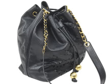 Load image into Gallery viewer, CHANEL シャネル キャビアスキンパンチングココマークショルダーバッグ 巾着 ブラック ゴールド金具 美品 中古 47685