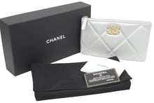 Load image into Gallery viewer, 極美品 CHANEL シャネル AP1059 ポーチ CHANEL 19 スモール ポーチ CC ラムスキン シルバーxレッド ゴールド金具 中古 47849