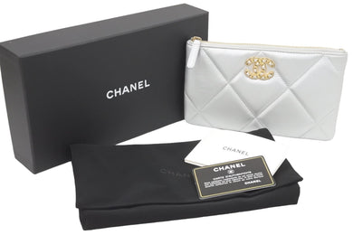 極美品 CHANEL シャネル AP1059 ポーチ CHANEL 19 スモール ポーチ CC ラムスキン シルバーxレッド ゴールド金具 中古 47849
