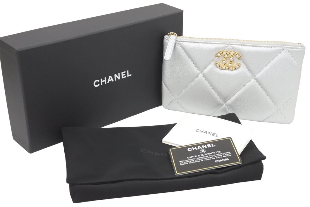 極美品 CHANEL シャネル AP1059 ポーチ CHANEL 19 スモール ポーチ CC ラムスキン シルバーxレッド ゴールド金具 中古 47849