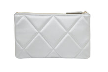 Load image into Gallery viewer, 極美品 CHANEL シャネル AP1059 ポーチ CHANEL 19 スモール ポーチ CC ラムスキン シルバーxレッド ゴールド金具 中古 47849