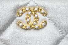 Load image into Gallery viewer, 極美品 CHANEL シャネル AP1059 ポーチ CHANEL 19 スモール ポーチ CC ラムスキン シルバーxレッド ゴールド金具 中古 47849