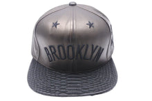 Load image into Gallery viewer, JUST DON ジャストドン BARNEYS NEW YORK トリプルネームコラボ スナップバックキャップ レザー ブラック 美品 中古 48130