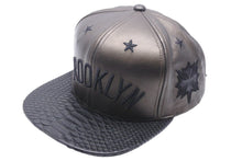 Load image into Gallery viewer, JUST DON ジャストドン BARNEYS NEW YORK トリプルネームコラボ スナップバックキャップ レザー ブラック 美品 中古 48130