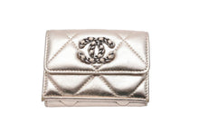 Load image into Gallery viewer, CHANEL シャネル マトラッセ 三つ折り財布 スモールフラップウォレット 31番台 2021年 レザー ゴールド シルバー 美品 中古 48154