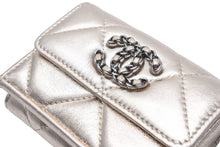 Load image into Gallery viewer, CHANEL シャネル マトラッセ 三つ折り財布 スモールフラップウォレット 31番台 2021年 レザー ゴールド シルバー 美品 中古 48154