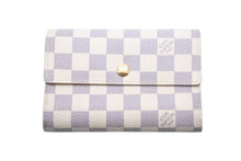 Load image into Gallery viewer, LOUISVUITTON ルイヴィトン 三つ折り財布 ポルトフォイユ アレクサンドラ ダミエ PVC ホワイト グレー ゴールド 美品 中古 48424
