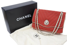 Load image into Gallery viewer, CHANEL シャネル ライオン Vステッチ チェーンショルダーバッグ 14番台 2011年 ジャージ レッド アイボリー 良品 中古 48435
