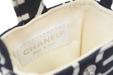 Load image into Gallery viewer, CHANEL シャネル バイシーロゴ スマホケース ブラック ホワイト 小物入れ ハンドバッグ 良好 中古 48459