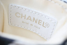 Load image into Gallery viewer, CHANEL シャネル バイシーロゴ スマホケース ブラック ホワイト 小物入れ ハンドバッグ 良好 中古 48459