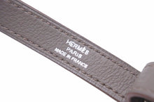 Load image into Gallery viewer, 新品同様 HERMES エルメス ネックストラップ エタン キーリング □Q 中古 48475