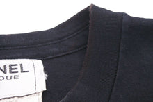 Load image into Gallery viewer, CHANEL シャネル 半袖Ｔシャツ ブランドロゴ 16SS コットン ブラック ゴールド 35/137 M 美品 中古 48513