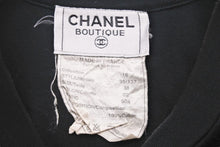 Load image into Gallery viewer, CHANEL シャネル 半袖Ｔシャツ ブランドロゴ 16SS コットン ブラック ゴールド 35/137 M 美品 中古 48513