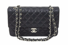 Load image into Gallery viewer, 極美品 CHANEL マトラッセWフラップチェーンショルダー 7番台 25 ショルダーバッグ ブラック×シルバー金具 レザー 中古 48600