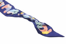 Load image into Gallery viewer, FENDI フェンディ トゥイリーツイリースカーフ シルク ネイビー マルチカラー ユニセックス 美品 中古 48673