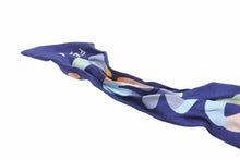 Load image into Gallery viewer, FENDI フェンディ トゥイリーツイリースカーフ シルク ネイビー マルチカラー ユニセックス 美品 中古 48673
