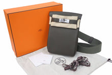 Load image into Gallery viewer, 新品未使用 エルメス HERMES アッカドPM U刻印 ワンショルダーバッグ カーキ 新型 シルバー金具 中古 48816