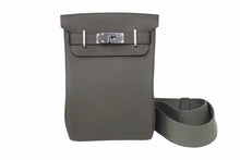 Load image into Gallery viewer, 新品未使用 エルメス HERMES アッカドPM U刻印 ワンショルダーバッグ カーキ 新型 シルバー金具 中古 48816