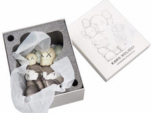 Load image into Gallery viewer, 未使用 KAWS カウズ KAWS HOLIDAY CHANGBAI MOUNTAIN FIGURE &quot;Brown&quot; KW-0146 ブラウン 中古 48927