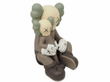 Load image into Gallery viewer, 未使用 KAWS カウズ KAWS HOLIDAY CHANGBAI MOUNTAIN FIGURE &quot;Brown&quot; KW-0146 ブラウン 中古 48927