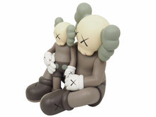 Load image into Gallery viewer, 未使用 KAWS カウズ KAWS HOLIDAY CHANGBAI MOUNTAIN FIGURE &quot;Brown&quot; KW-0146 ブラウン 中古 48927