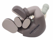 Load image into Gallery viewer, 未使用 KAWS カウズ KAWS HOLIDAY CHANGBAI MOUNTAIN FIGURE &quot;Brown&quot; KW-0146 ブラウン 中古 48927