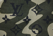 Load image into Gallery viewer, LOUIS VUITTON ルイヴィトン トレイ カモフラージュ モノグラム トートバッグ 村上隆 限定 迷彩柄 M95783 美品 中古 48934