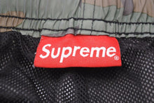 Load image into Gallery viewer, Supreme シュプリーム 18AW リフレクター カモフラ パンツ ボトムス ロゴ 迷彩 カーキ サイズM 中古 48995