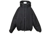 Load image into Gallery viewer, 極美品 LOUIS VUITTON ルイヴィトン LVSEフラワーキルテッドフーディジャケット 1A9FUZ ブラック サイズ50 中古 49098