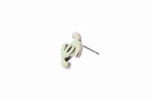 Load image into Gallery viewer, CHANEL シャネル ピアス ココマーク 06C刻印 3.2ｇ グリーン シルバー メッキ 美品 中古 49117