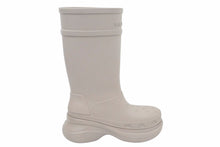 Load image into Gallery viewer, BALENCIAGA バレンシアガ Crocs クロックス ミッドカーフブーツ 677388W1S8E EVA ベージュ サイズ26.5cm 美品 中古 49148