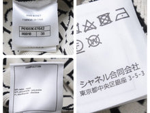 Load image into Gallery viewer, CHANEL シャネル 19AW 総柄 ニット ホワイト ブラック ロゴ セーター ジップ P61951K47642 サイズ38 美品 中古 49397
