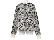 Load image into Gallery viewer, CHANEL シャネル 19AW 総柄 ニット ホワイト ブラック ロゴ セーター ジップ P61951K47642 サイズ38 美品 中古 49397
