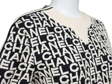 Load image into Gallery viewer, CHANEL シャネル 19AW 総柄 ニット ホワイト ブラック ロゴ セーター ジップ P61951K47642 サイズ38 美品 中古 49397