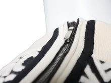 Load image into Gallery viewer, CHANEL シャネル 19AW 総柄 ニット ホワイト ブラック ロゴ セーター ジップ P61951K47642 サイズ38 美品 中古 49397