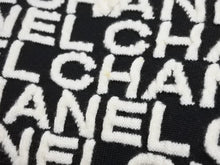 Load image into Gallery viewer, CHANEL シャネル 19AW 総柄 ニット ホワイト ブラック ロゴ セーター ジップ P61951K47642 サイズ38 美品 中古 49397