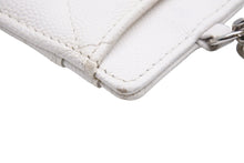 Load image into Gallery viewer, CHANEL シャネル 20クルーズ クラシックチェーンカードケース チェーン付パスケース AP1044 ライトベージュ 美品 中古 49427